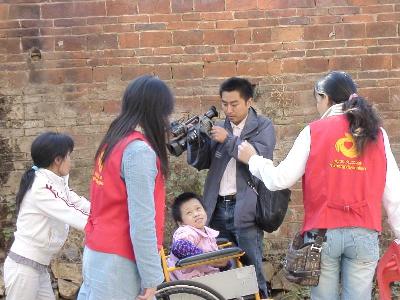 标题：郴州电视记者采访脆骨女孩
活动时间：2010/5/21
点击率:18361